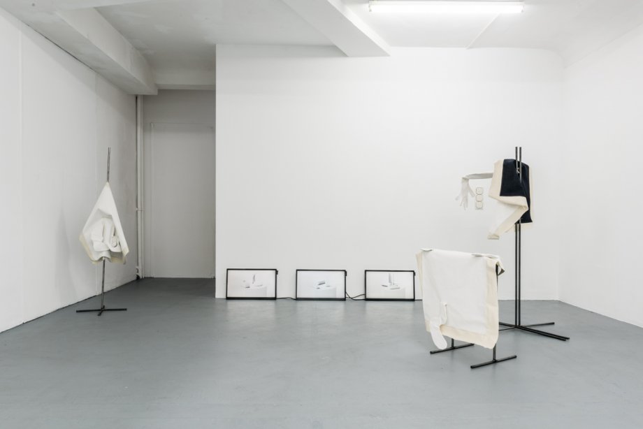 Installation View, Parfümiert mit Dynamit - Sommerschau der Studios, Sofia Duchovny und Timo Lenzen, basis 2015, Foto: Frithjof Kjer
