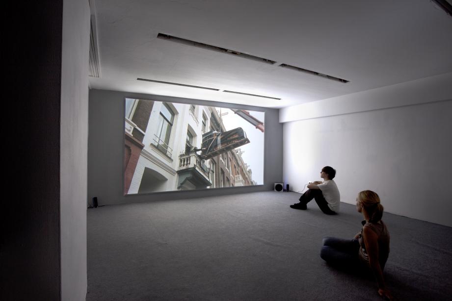 Installation view, Nummer zes: Steinway grand piano, wake me up to go to sleep and all the colours of the rainbow, 2006, 17 min., photo: Cem Yücetas