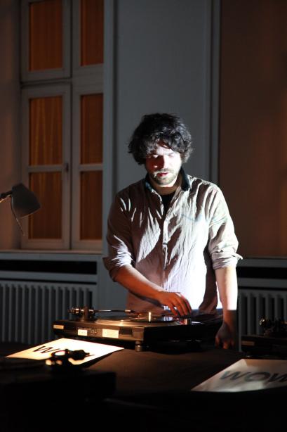 Vortrag und Performance Heavy Listening, basis 2013, Foto: Amin Weber