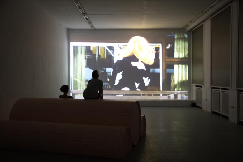 Ausstellungsansicht, on display "Sommer-Screening": Eli Cortiñas, basis 2014, Foto: Amin Weber