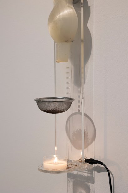 Amna Elhassan, Scent clock, 2023, (Detail), Kunststoff, Metall, 60 x 10 x 15 cm  © basis e.V., Foto: Nathalie Zimmermann