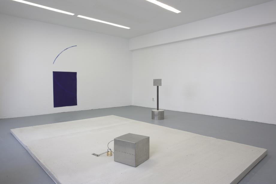 Installation view, Sonia Leimer, Lage, Ort, Position (2011), Courtesy Galerie nächst St. Stephan Wien, photo: Cem Yücetas