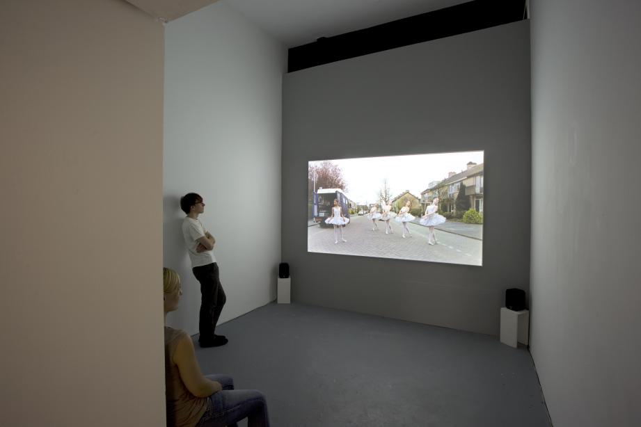 Installationsansicht, Nummer twee: Just because I´m standing here, doesn´t mean I want to, 2003, 3 min., Foto: Cem Yücetas