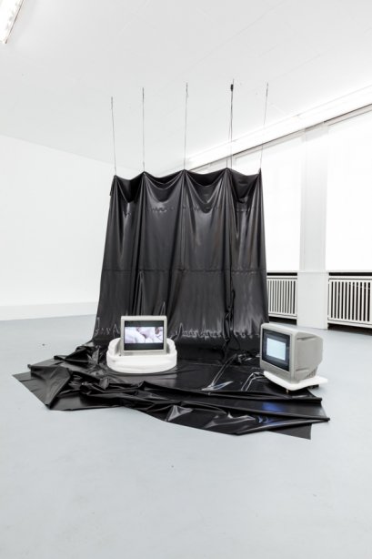 Installation View, Parfümiert mit Dynamit - Sommerschau der Studios, Jennifer Gelardo, basis 2015, Foto: Frithjof Kjer