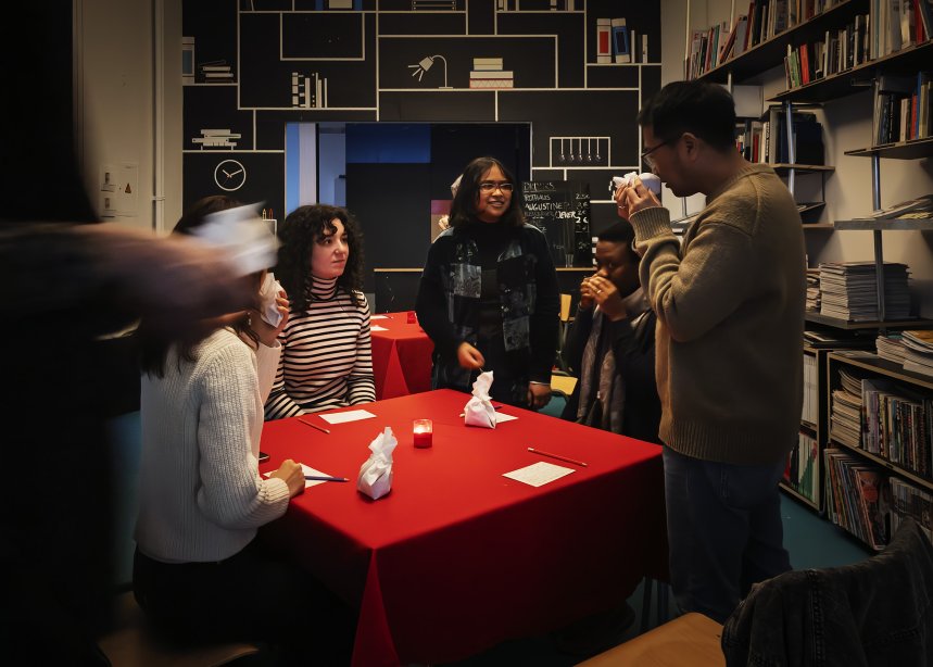 Workshop "SOMETHINGS SMELL OF" von Sun Kim, Larry Bonćhaka, basis Leseraum, Foto: Ivan Murzin, © basis
